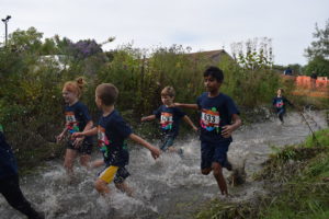 photos of kids running the obstacle course race